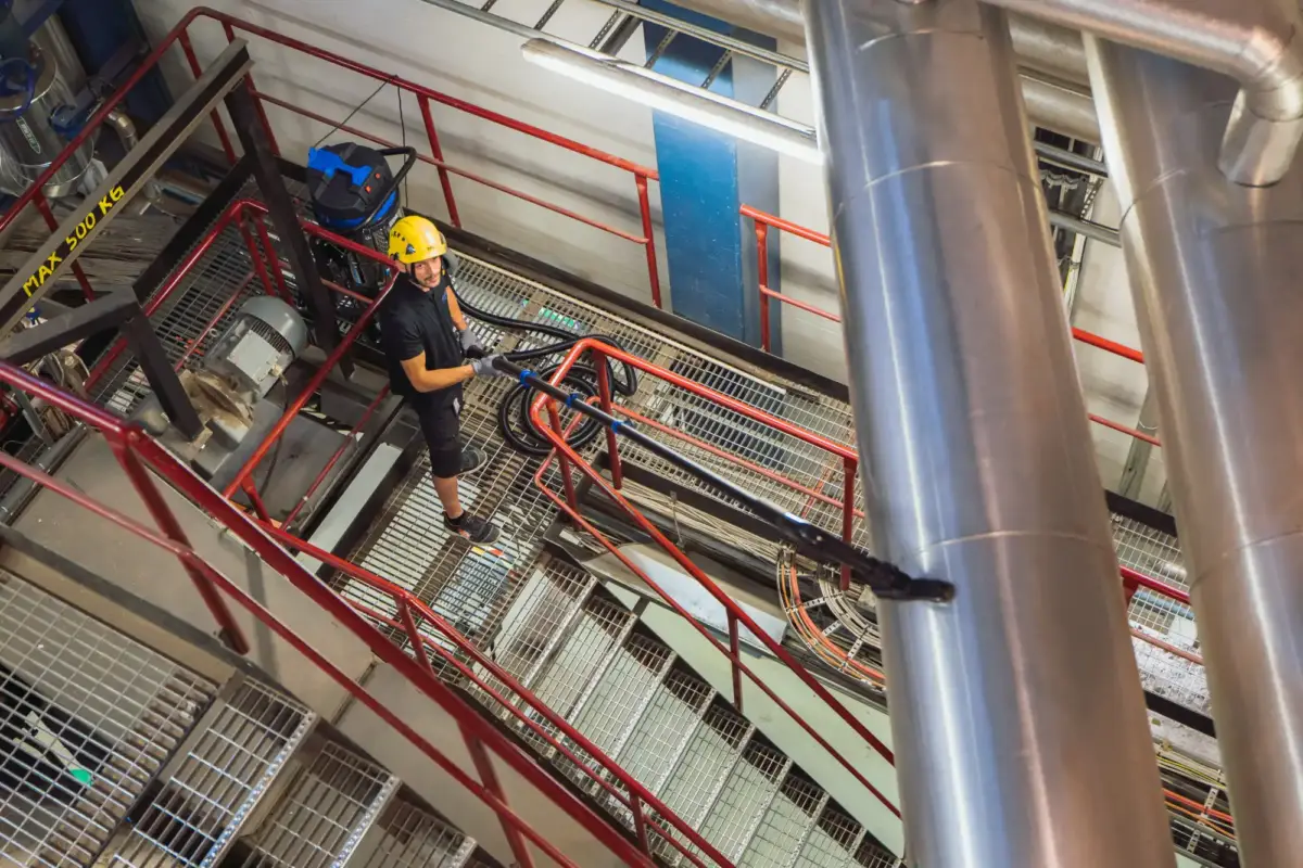 Mies imuroi katolla olevaa putkea