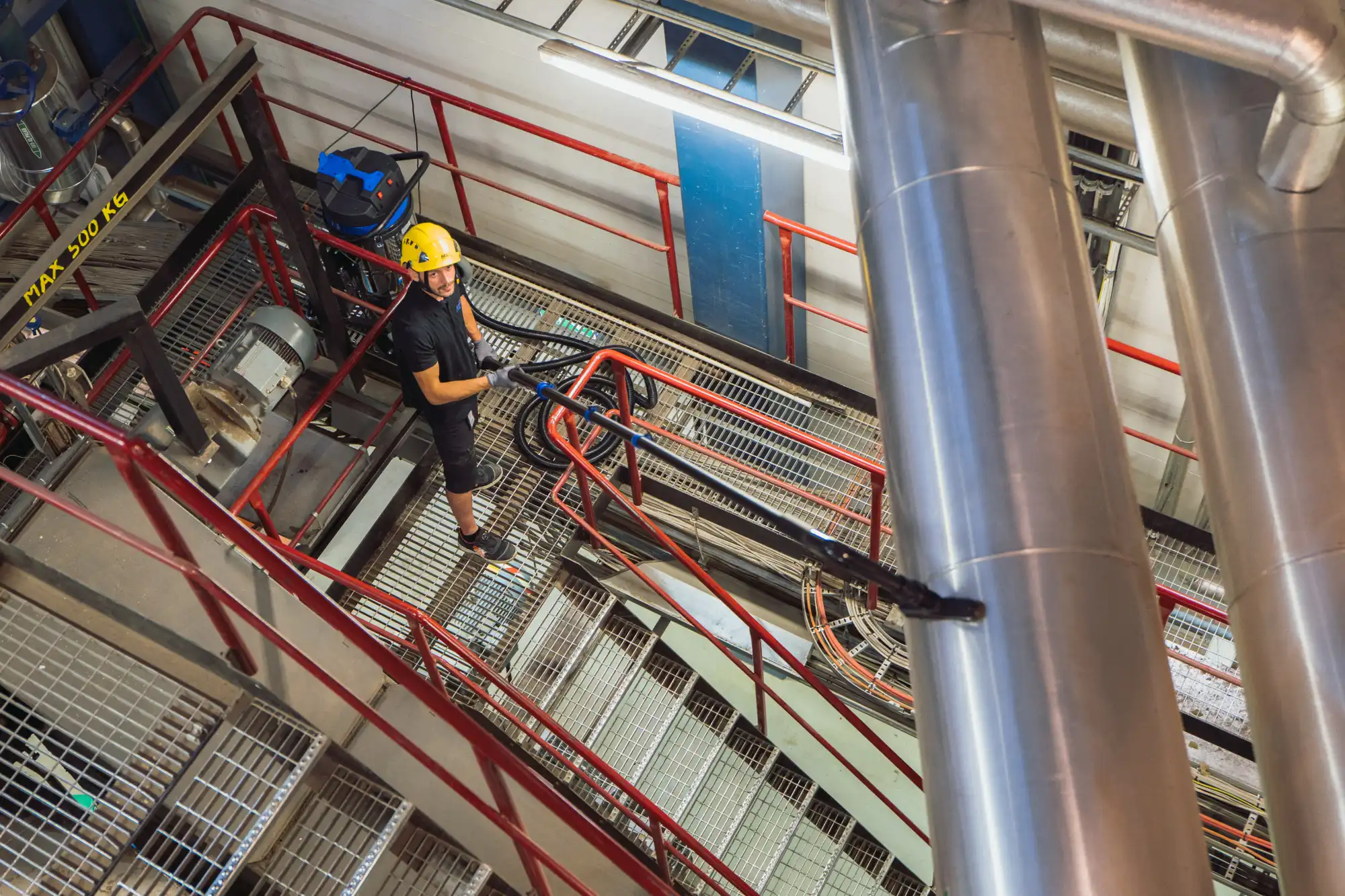 Mies imuroi katolla olevaa putkea