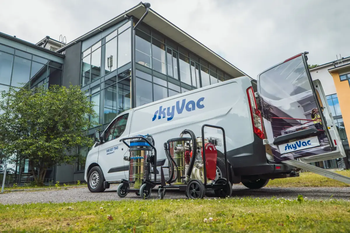 SkyVac pakettiauto ja kaksi siirrettävää imuria