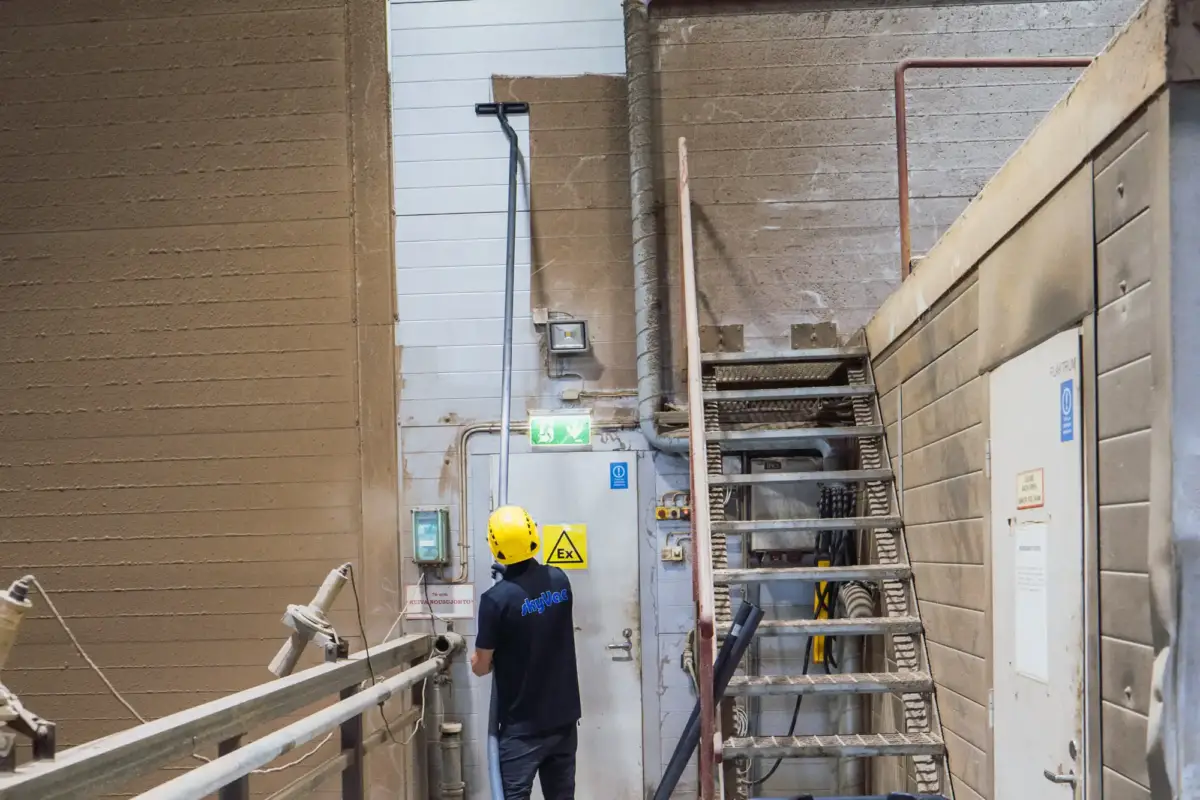 Mies imuroi seinää