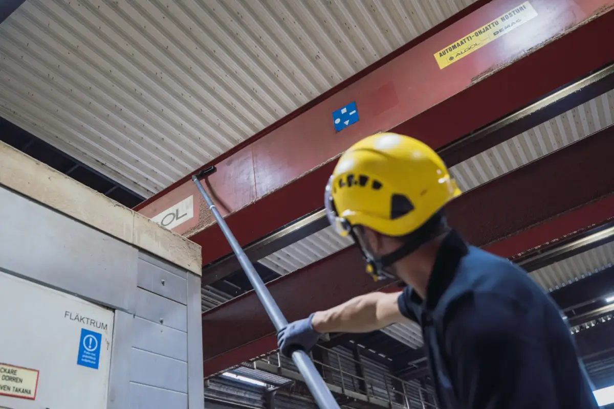 Mies imuroi kattorakenteita