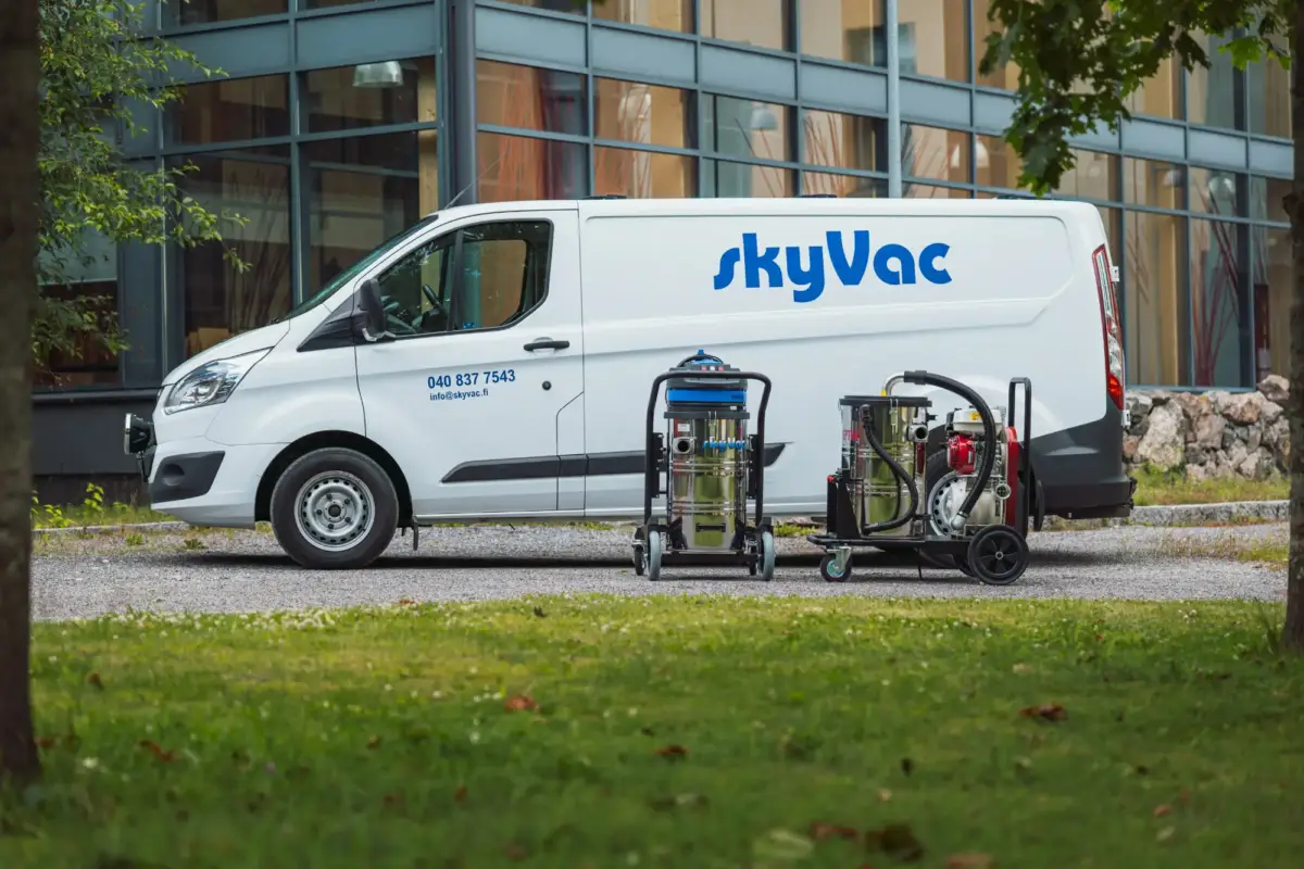 SkyVac pakettiauto ja kaksi siirrettävää imuria