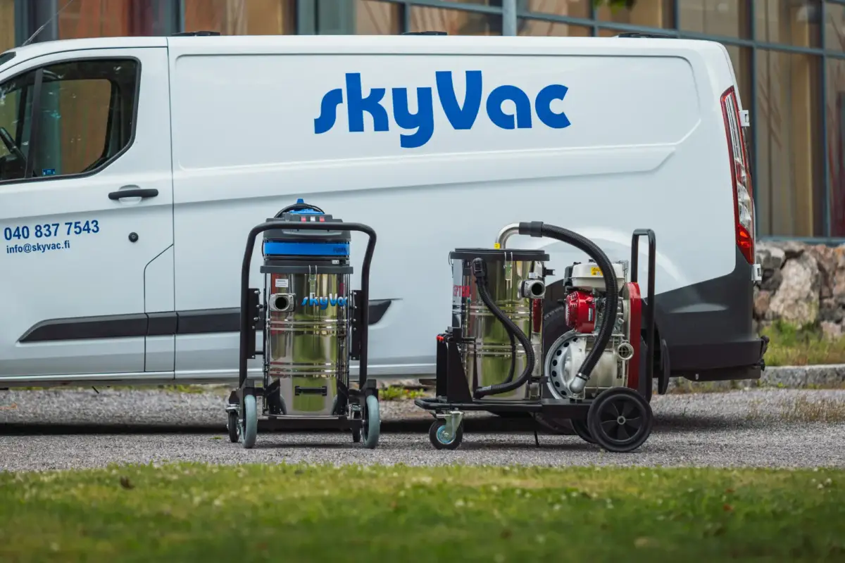 SkyVac pakettiauto ja kaksi siirrettävää imuria