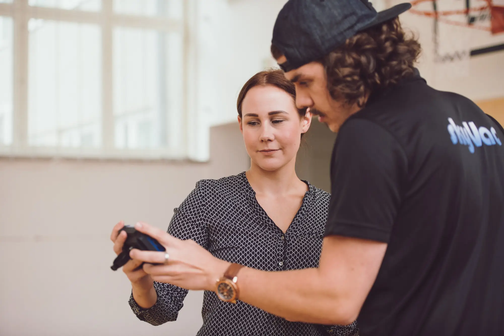 Mari Hauskaviita ja mies katsoo näyttöä