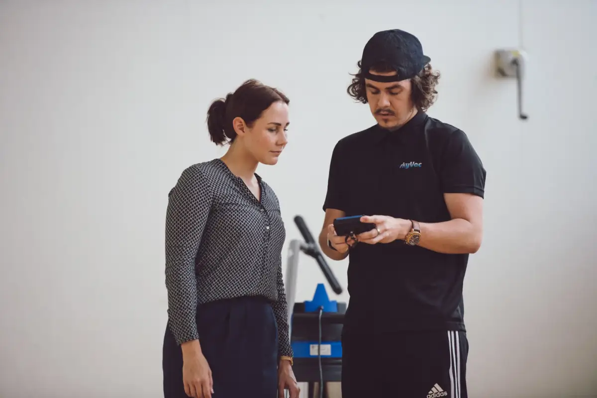 Mari Hauskaviita ja mies katsoo näyttöä