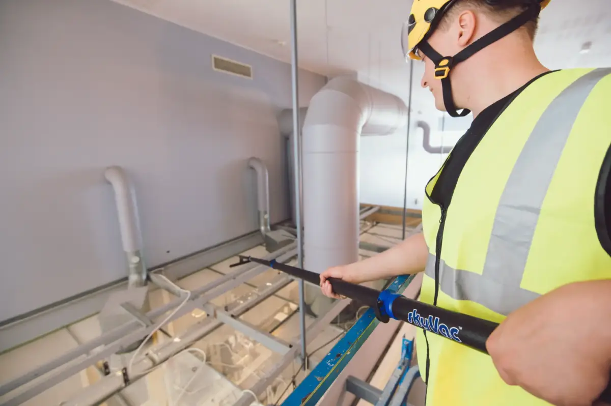 Yläpölyjen siivous teleskooppivarrella