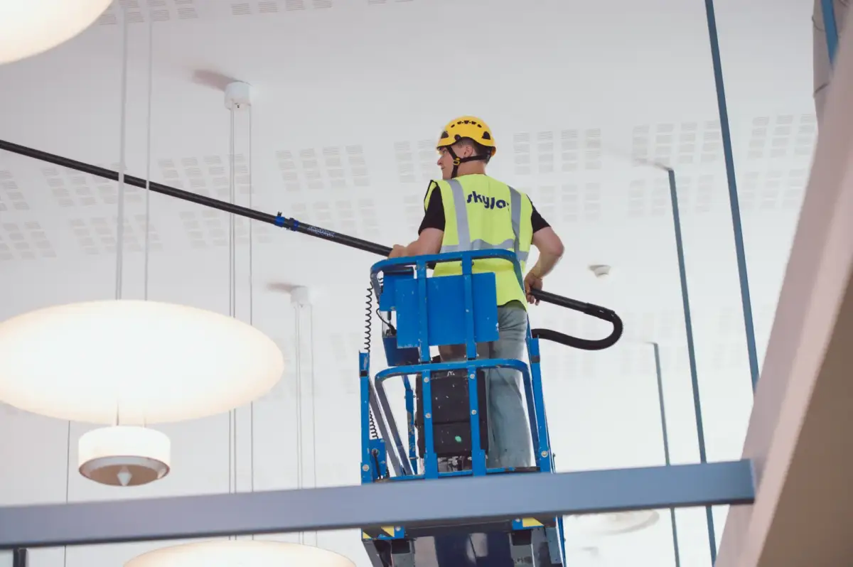 Marilla Oy:n työntekijä käyttää henkilönostinta
