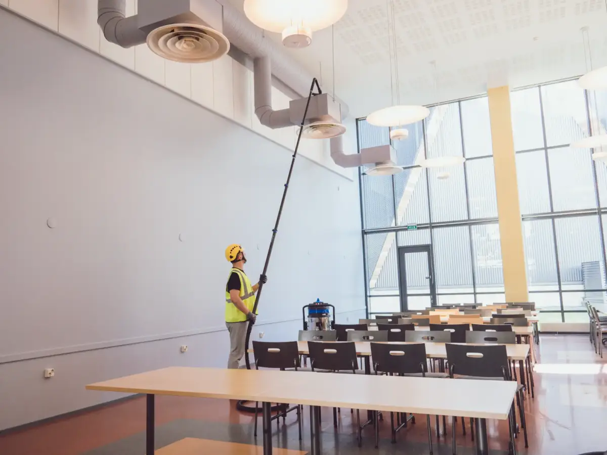 Ylärakenteiden siivous teleskooppiputkella